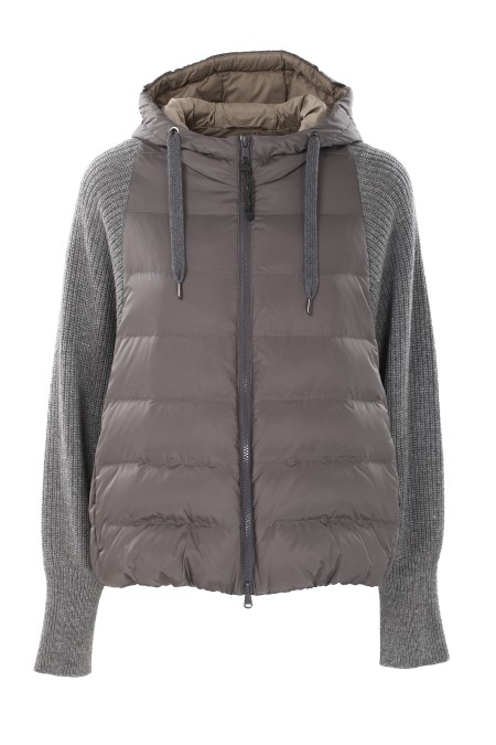 Shop BRUNELLO CUCINELLI  Bomber: Brunello Cucinelli piumino in nylon opaco idrorepellente. 
Chiusura con zip e doppio cursore.
Tasche basse.
Fondo con coulisse.
Cappuccio regolabile con coulisse.
Decorazione in monile Nickel-free.
Imbottitura realizzata con materiali naturali di alta qualità: 90% piumino d'oca, 10% piuma d'oca.
Composizione: 100% Poliestere. 
Made in Italy.. MH5042699-C1527